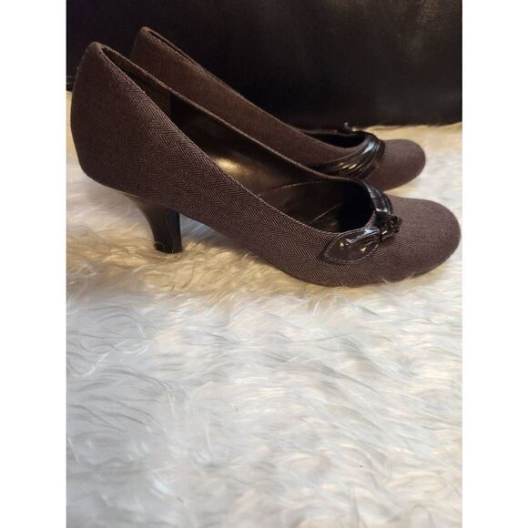 Fashion Bug Womens Size 7.5 Brown Fabric Slip On 3" Heel Pump - Picture 6 of 8